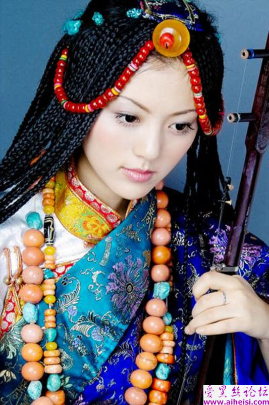 西藏女孩子的藏服装扮