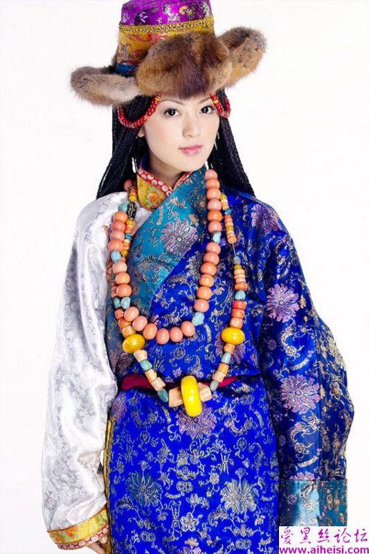 西藏女孩子的藏服装扮