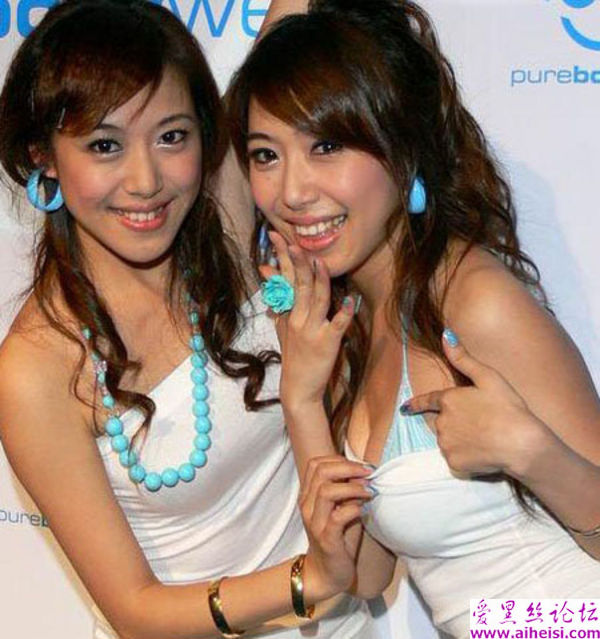 调皮女孩的快乐生活自拍图