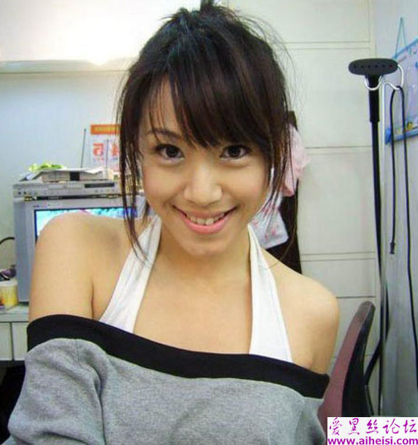 调皮女孩的快乐生活自拍图
