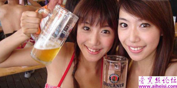 调皮女孩的快乐生活自拍图