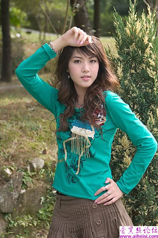郊外拍照的可爱女生图
