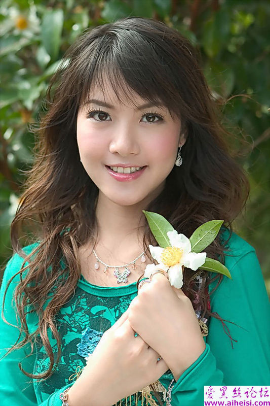 郊外拍照的可爱女生图