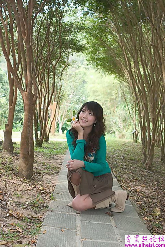 郊外拍照的可爱女生图