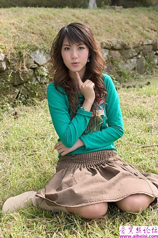郊外拍照的可爱女生图