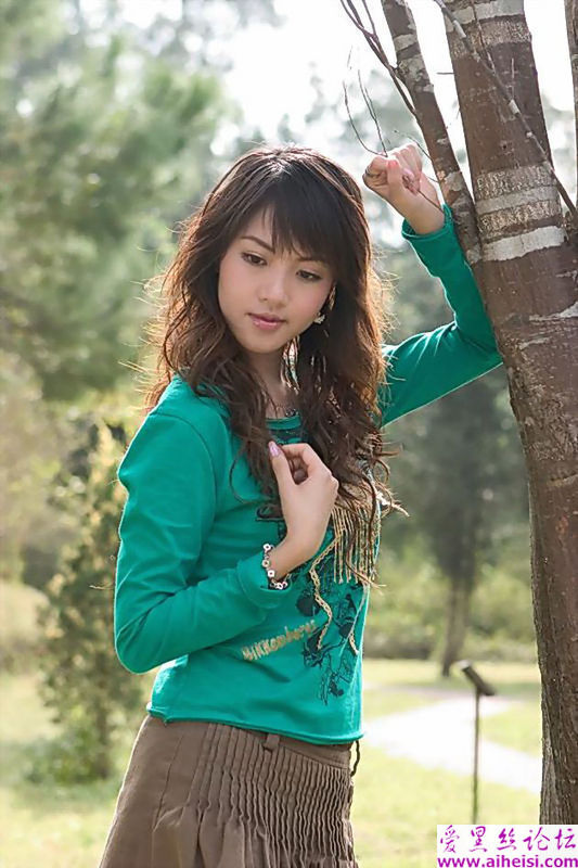 郊外拍照的可爱女生图