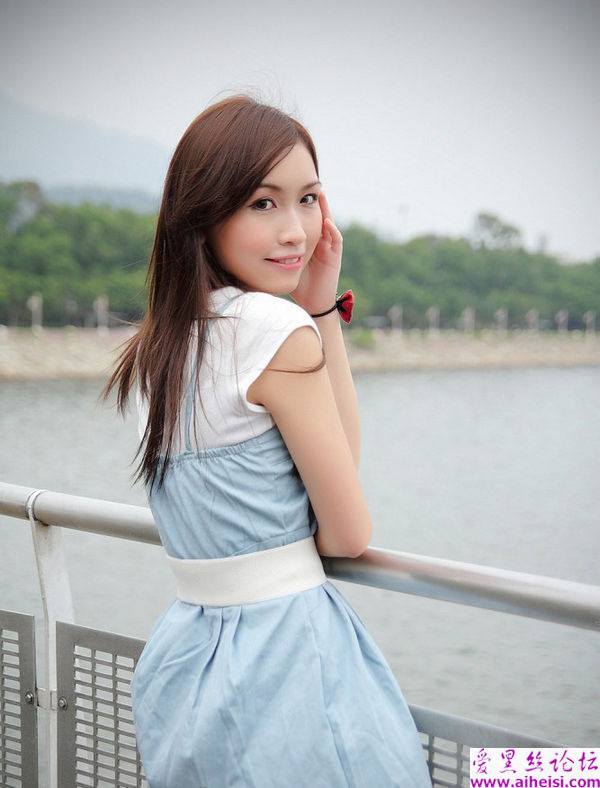 郊外的妹妹随意自拍