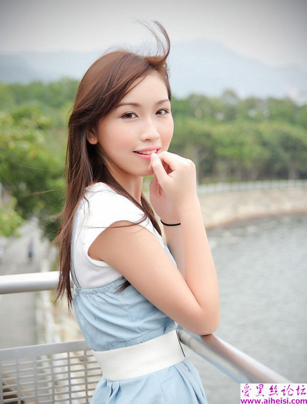 郊外的妹妹随意自拍