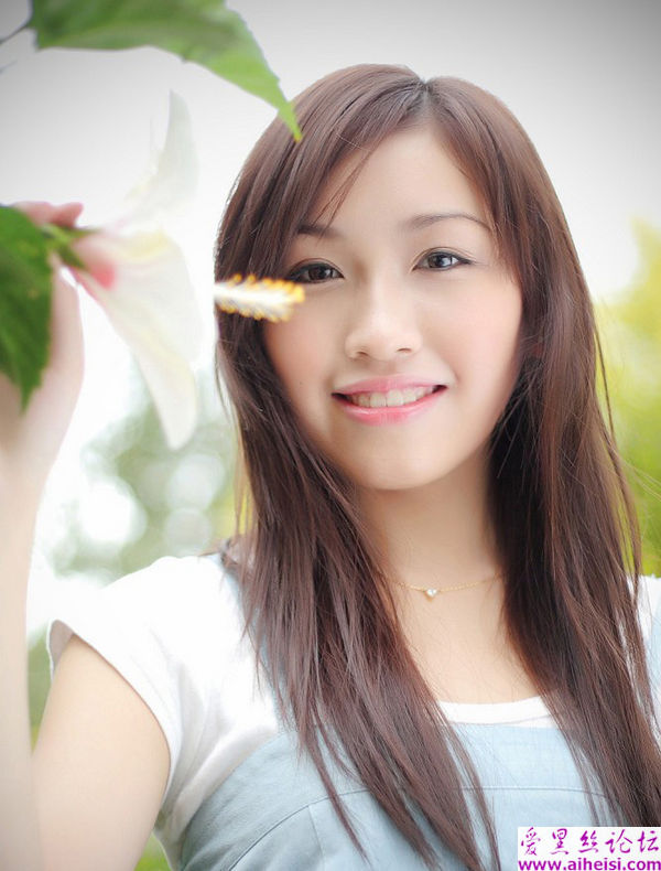 郊外的妹妹随意自拍