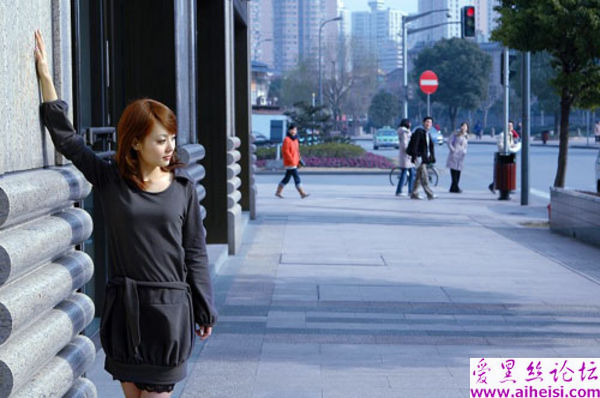都市里一位昂扬的职业女性写真