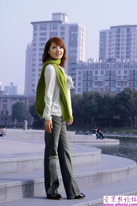 都市里一位昂扬的职业女性写真