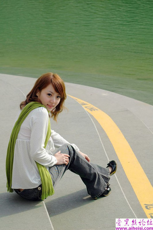 都市里一位昂扬的职业女性写真