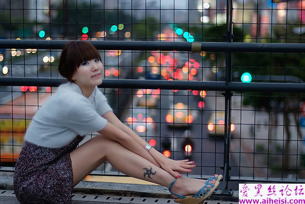 都市里的小超妹自拍图