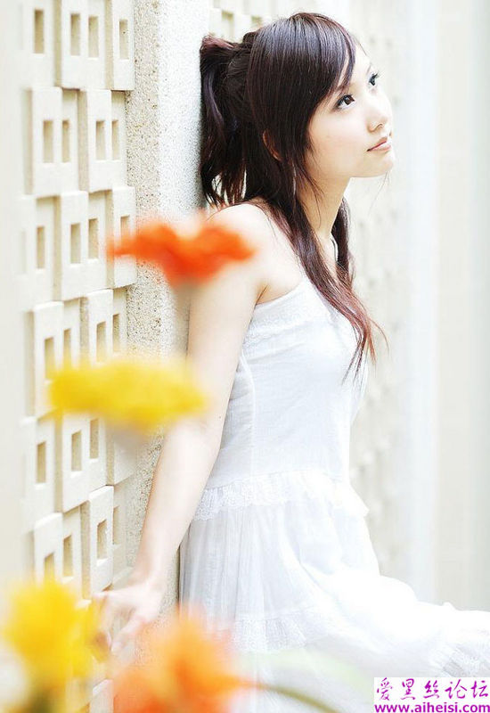 都市里的潮流女生服装秀