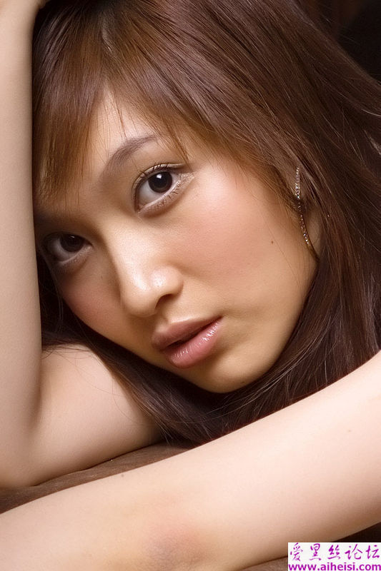 镜头下长发美女的迷人眼眸
