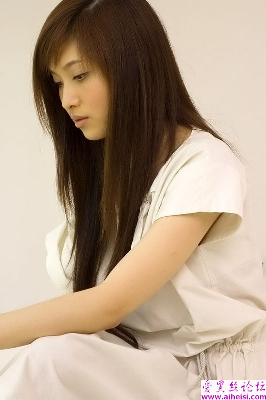 镜头下长发美女的迷人眼眸