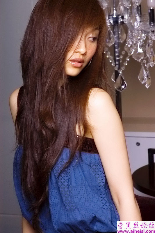 镜头下长发美女的迷人眼眸