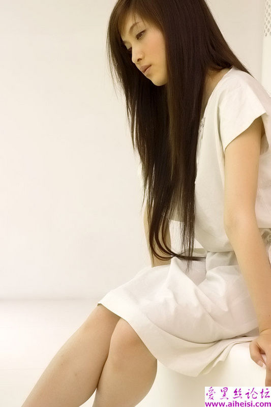镜头下长发美女的迷人眼眸
