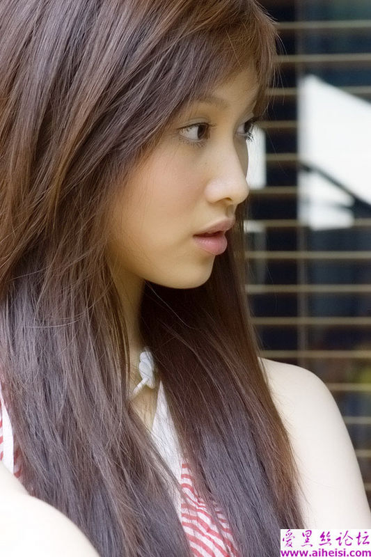 镜头下长发美女的迷人眼眸