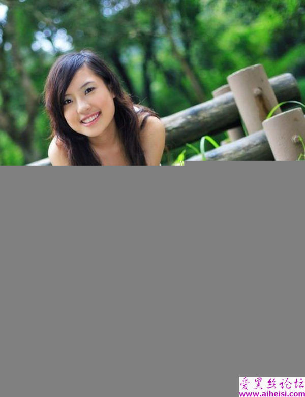 镜头里放松的女孩子很美