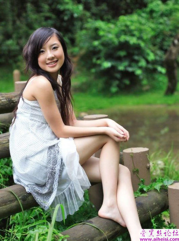 镜头里放松的女孩子很美
