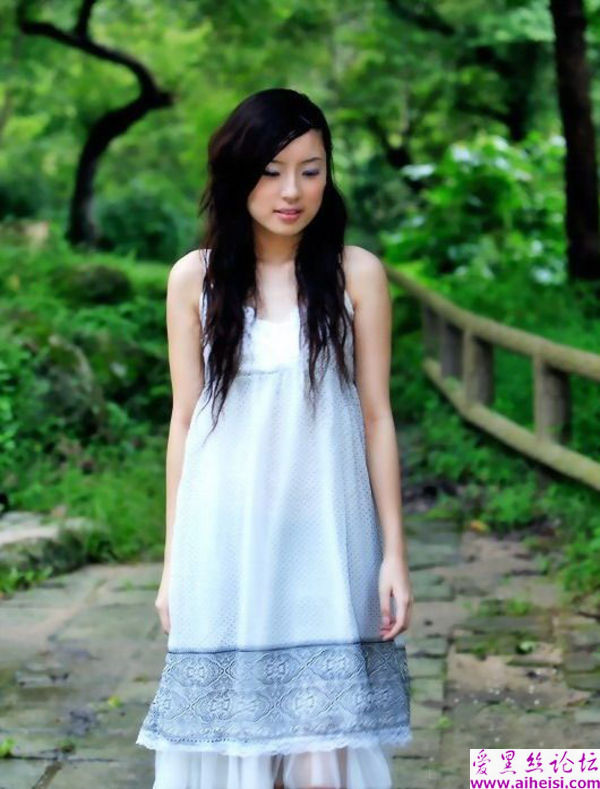 镜头里放松的女孩子很美