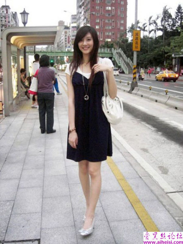 长发漂漂的大美女外出旅游的自拍组图