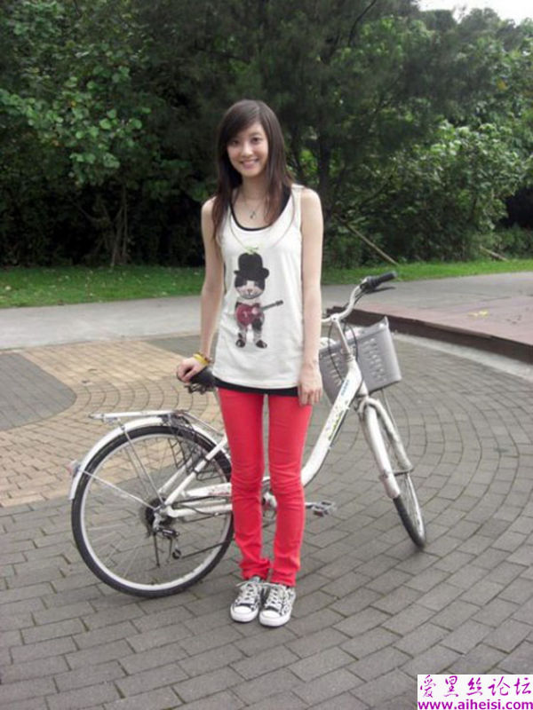 长发漂漂的大美女外出旅游的自拍组图