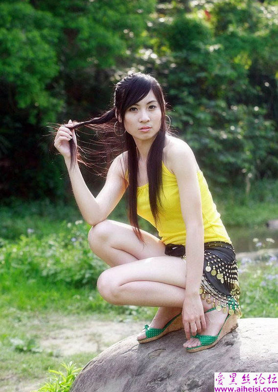 阳光下捋着发丝的美女