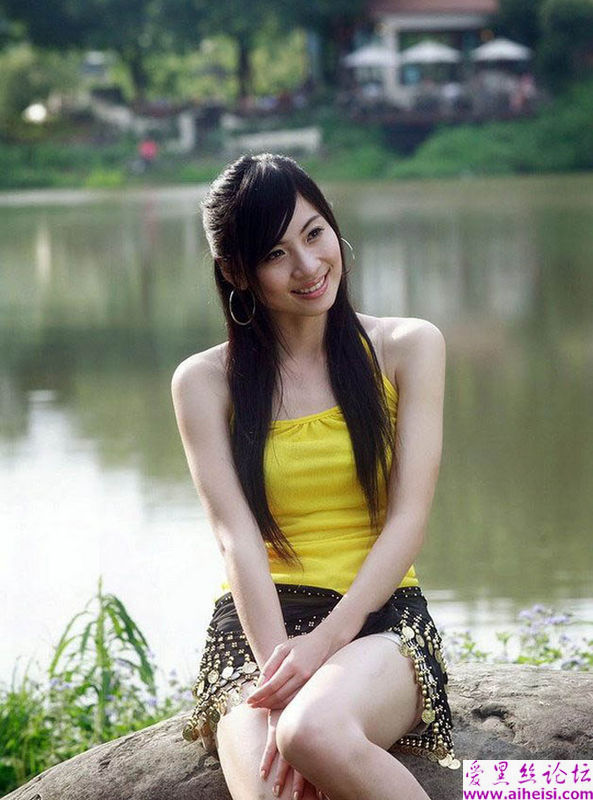 阳光下捋着发丝的美女