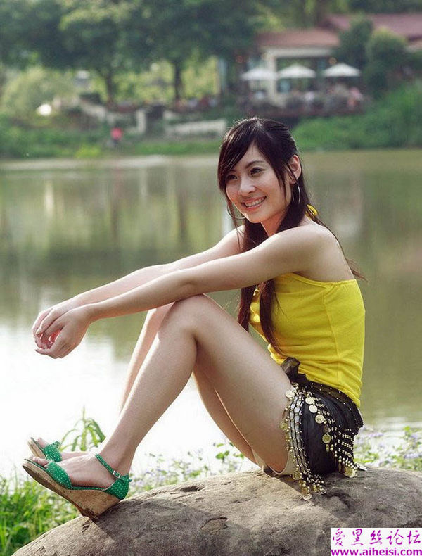 阳光下捋着发丝的美女