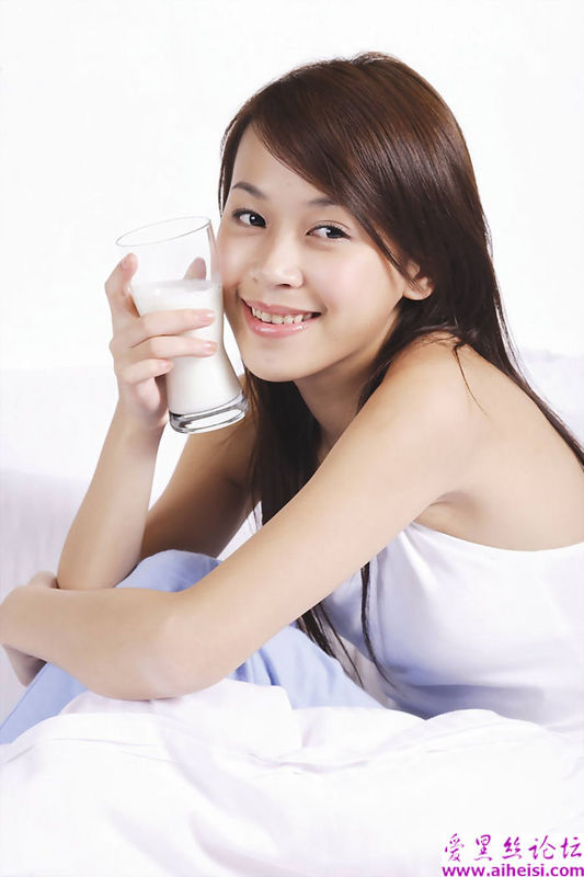 阳光女子自拍睡前的可爱样子