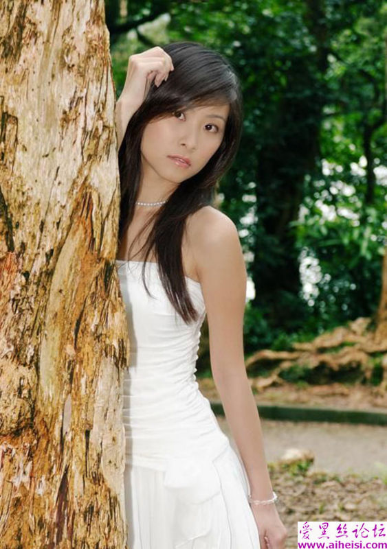 阳光透过森林_洒在一位美丽公主的身上