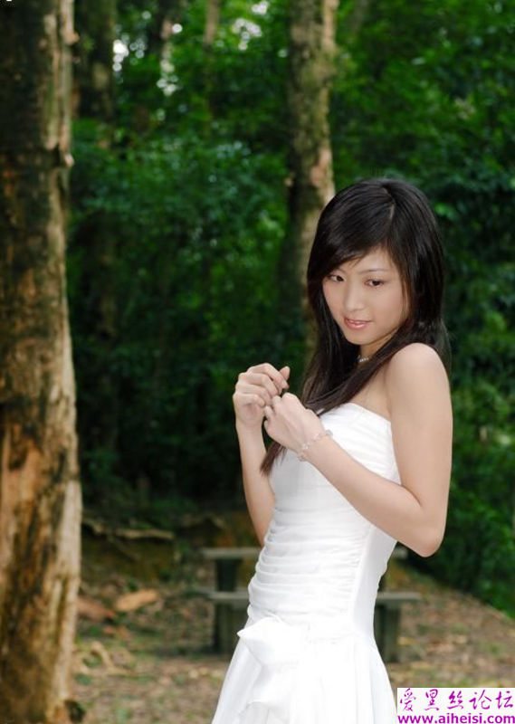 阳光透过森林_洒在一位美丽公主的身上
