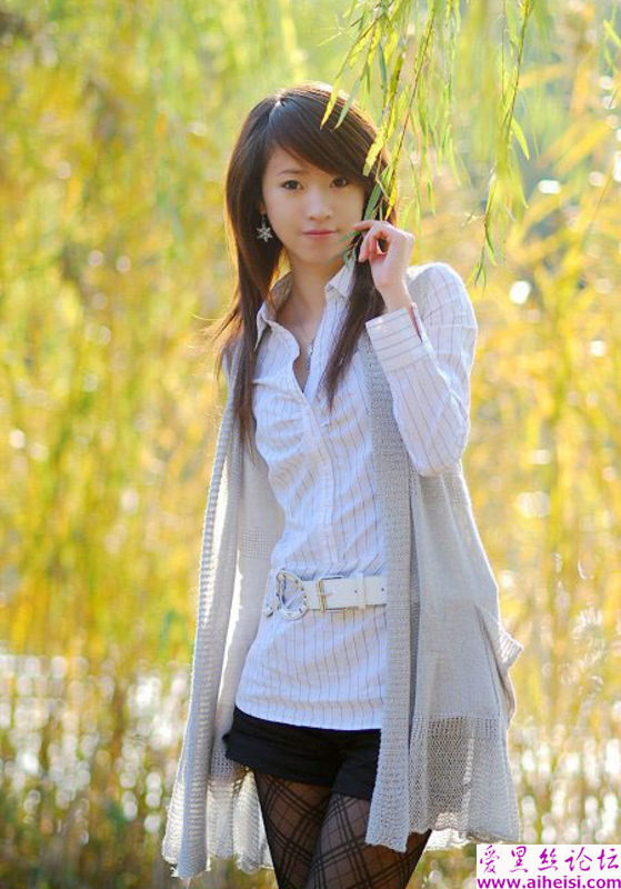 阳光透过的树林中有一位美丽的姑娘