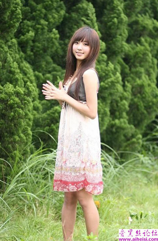 非常可爱的一位虎牙女生写真图组