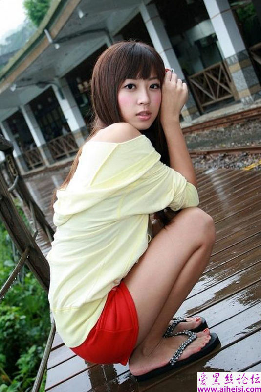 非常可爱的一位虎牙女生写真图组