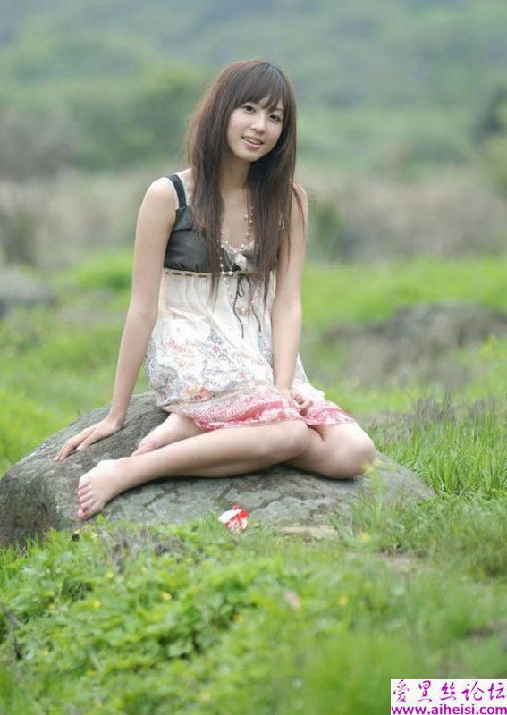 非常可爱的一位虎牙女生写真图组