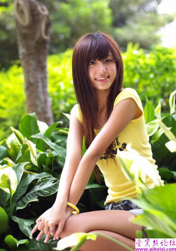 非常可爱的一位虎牙女生写真图组