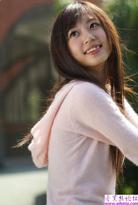 非常可爱的一位虎牙女生写真图组