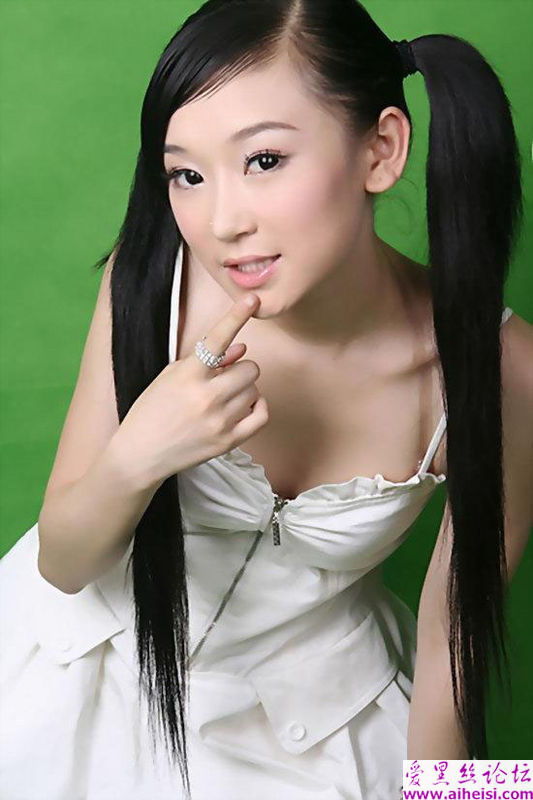 非常非常可爱的双辨子女生