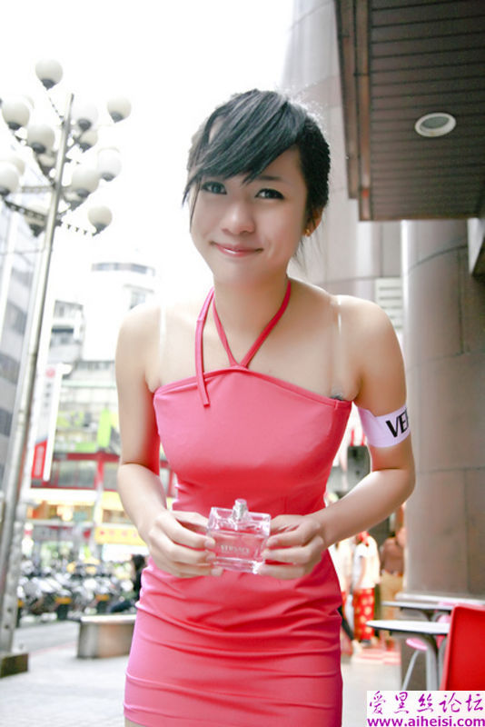 香水代言女孩，人美身材好