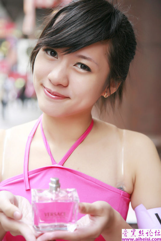 香水代言女孩，人美身材好
