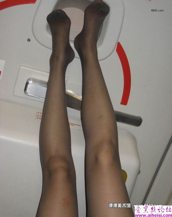 修长玉腿迷人丝袜少女