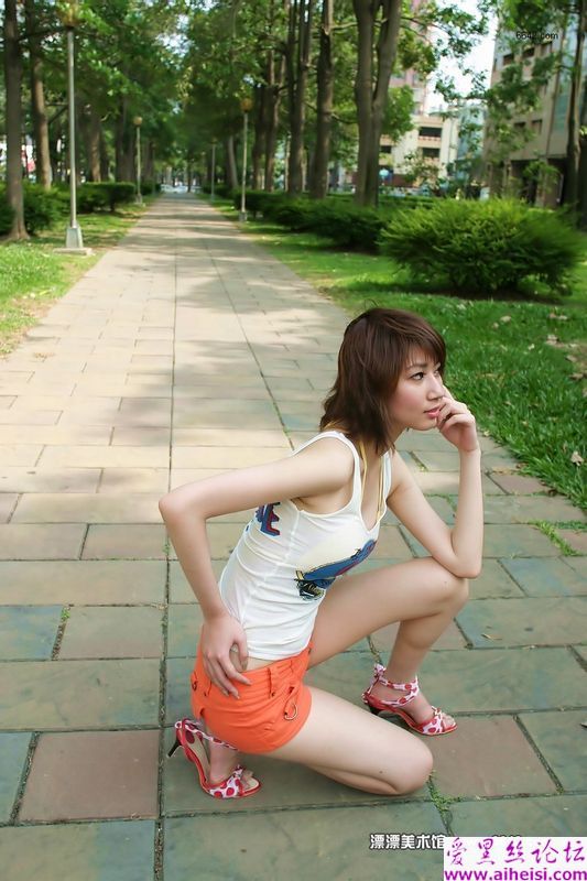 公园热裤美腿性感佳人