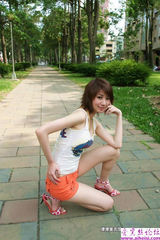 公园热裤美腿性感佳人