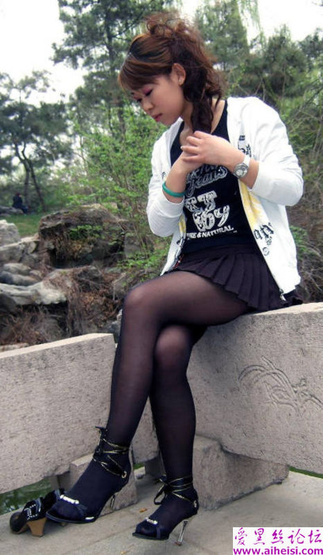 公园美女黑丝