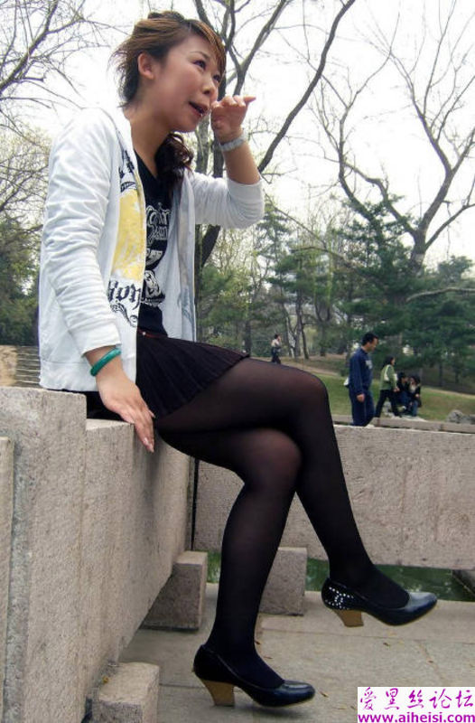 公园美女黑丝