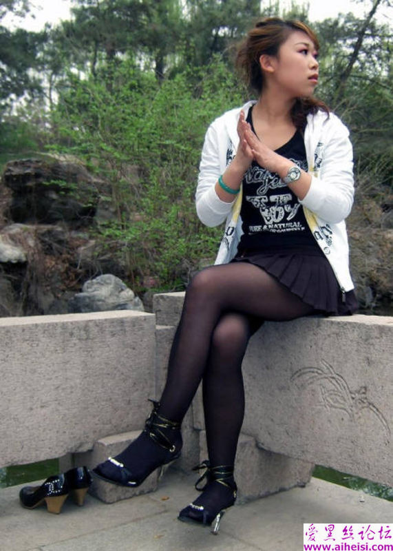 公园美女黑丝