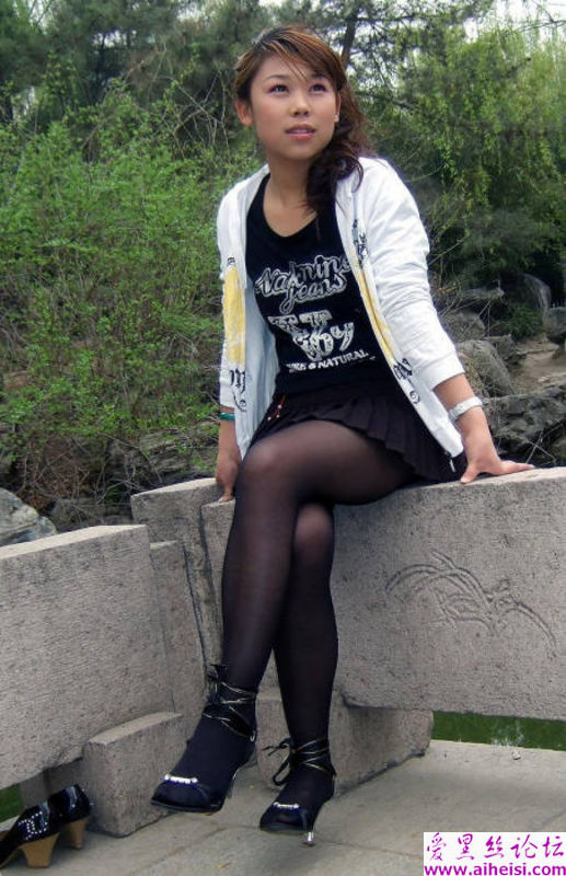 公园美女黑丝